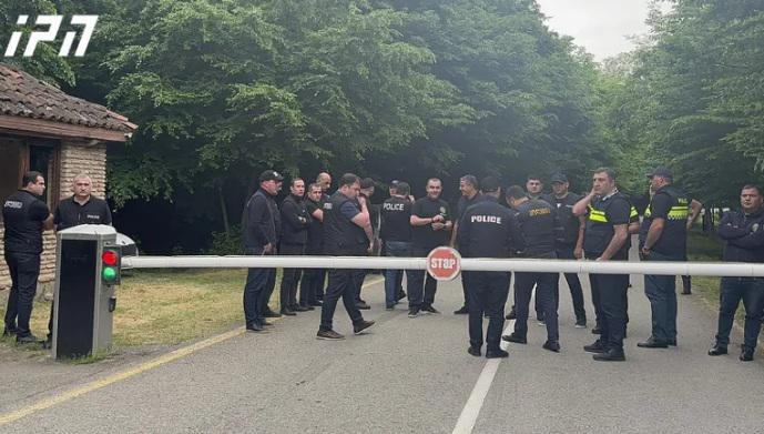 რა ვითარებაა "ყვარლის ტბასთან", სადაც გავრცელებული ინფორმაციით, ლავროვის ოჯახის წევრები იმყოფებიან - ადგილზე მობილიზებულია პოლიცია