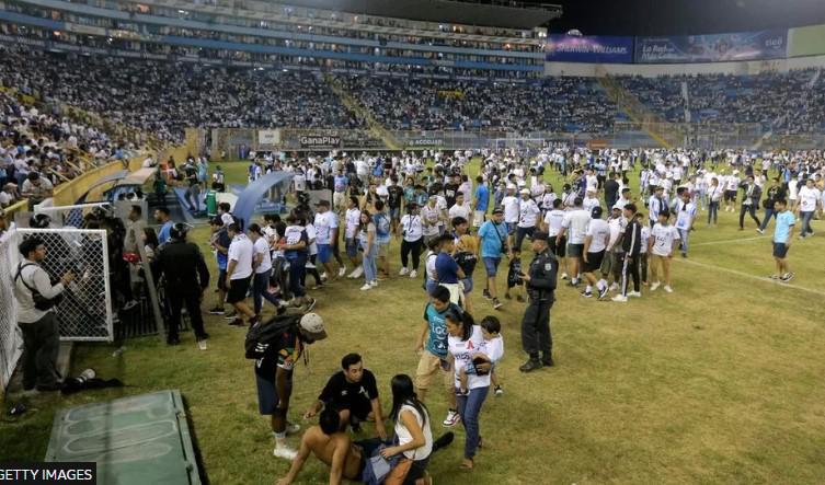 ტრაგედია საფეხბურთო მატჩის დროს - ჩხუბი, ჭყლეტა და ნგრევა: სალვადორში მატჩი დრამად იქცა და სულ მცირე 12 ადამიანი დაიღუპა(ფოტოები)