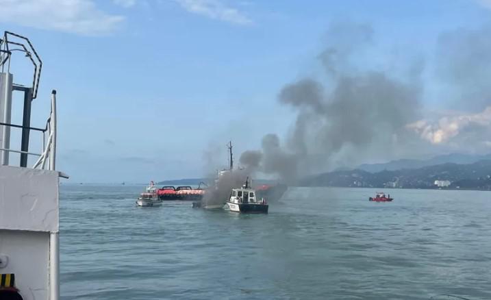 ბათუმის პორტში კატერი დაიწვა