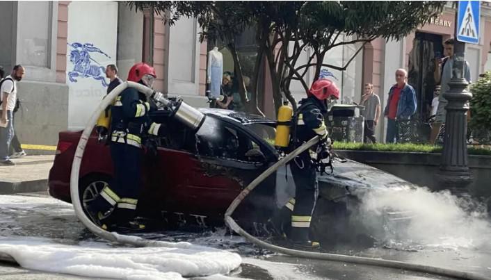 თავისუფლების მოედანზე ავტომობილს ცეცხლი გაუჩნდა