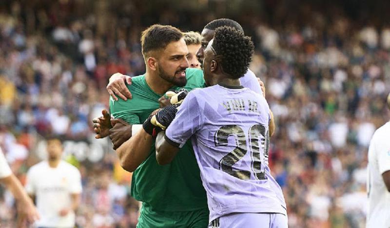 "მხოლოდ თანაგუნდელის დაცვას ვცდილობდი, სხვა რაიმე განზრახვა არ მქონია" - ჩხუბისა და სკანდალის შემდეგ გიორგი მამარდაშვილი ვინისიუს ჯუნიორს მიმართავს