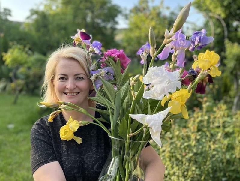 "ვარდებმა მთლიანად შეცვალეს ჩემი ცხოვრება"  -  სტომატოლოგი, რომლის ბაღშიც 300-ზე მეტი ჯიშის ვარდი ხარობს