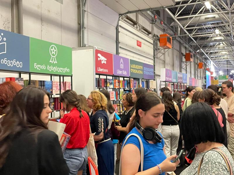 "პალიტრა L“ - ის სტენდთან მკითხველების რიგი დგას - წიგნის ფესტივალის მეორე დღე