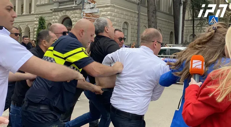 ხმაური პარლამენტთან - აქციაზე ერთი პირი დააკავეს (ვიდეო)