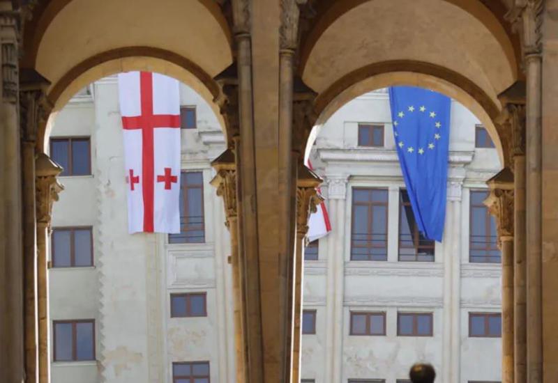 "ლელოს” დეპუტატებმა, პარლამენტის შენობიდან საქართველოსა და ევროკავშირის დროშები გადმოფინეს