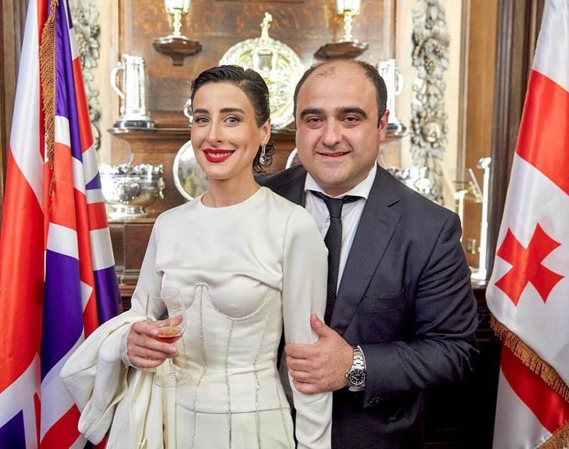 საქართველოს დამოუკიდებლობის დღე დიდ ბრიტანეთში  - რა ფოტოებს აქვეყნებს ქართველი დიპლომატის მსახიობი მეუღლე?