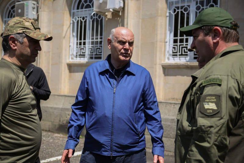 "ბჟანიამ თავის ხალხს ომი გამოუცხადა... მზად იყო, ჩვენი დახვრეტის ბრძანება გაეცა" - რა ხდება აფხაზეთში: ოპოზიციის აქცია, სადაც ე.წ. პრეზიდენტი ჯავშანჟილეტით გამოჩნდა