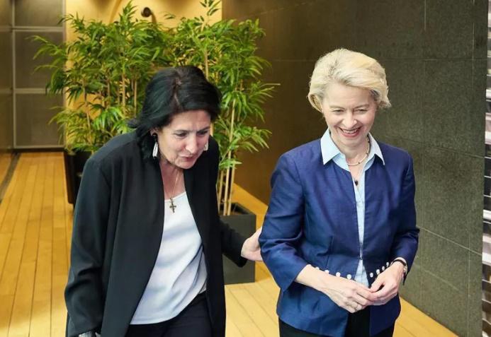 "კარგი შეხვედრა გვქონდა" - სალომე ზურაბიშვილი ევროკომისიის პრეზიდენტს შეხვდა: რას წერენ მხარეები სოციალურ ქსელში?