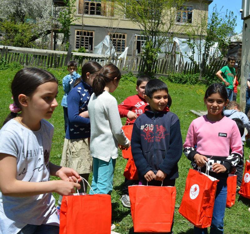 "ჩვენ ვნახეთ გახარებული და ღიმილიანი ბავშვების სახეები" - "ნიკორა" რეგიონის სკოლების დახმარებას აგრძელებს