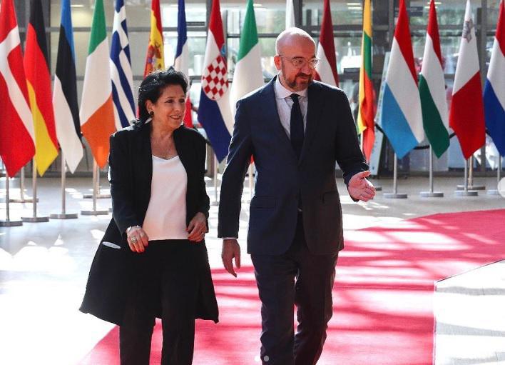 "საქართველო თავის ევროპულ ოჯახში დაბრუნდება" - რას წერენ შარლ მიშელი და სალომე ზურაბიშვილი შეხვედრის შემდეგ?