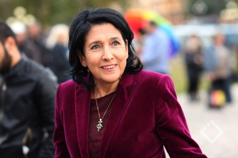 "ვისაც ჰგონია, ან ეგონა, რომ ბრიუსელში ჩამოსვლისას შეიძლებოდა რამე მეთქვა ჩემი ქვეყნის წინააღმდეგ, ე.ი. ჯერ არ მიცნობენ და ჯობია გამიცნონ" - პრეზიდენტი