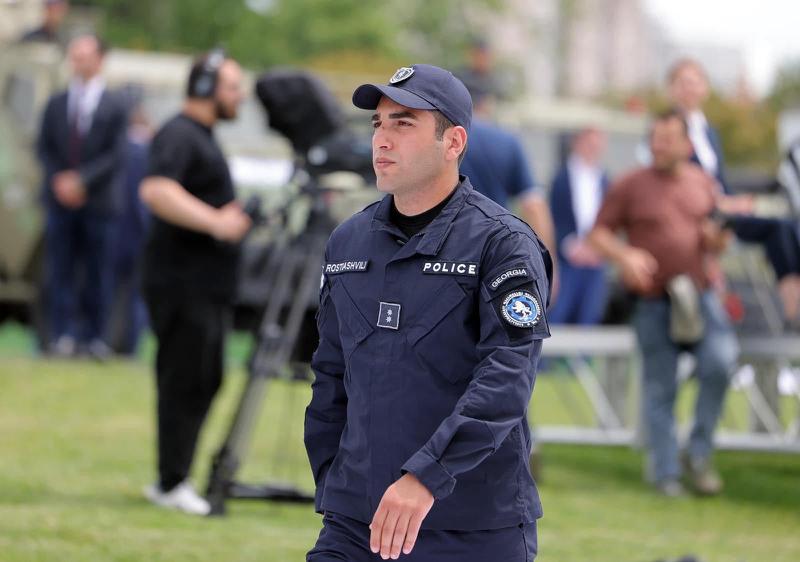 სამართალდამცველი, რომელმაც პარლამენტთან მიმდინარე აქციაზე, საქართველოს დროშა მიწიდან აიღო და აკოცა პოლიციელის დღეზე დაჯილდოვდა