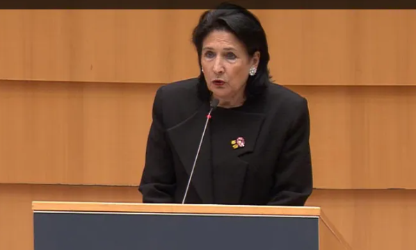 "მინდა მთავრობას მივმართო, არ აქვთ უფლება დამემუქრონ" - პრეზიდენტის მკაცრი გზავნილები ევროპარლამენტიდან: მიმართვა საქართველოს ხელისუფლებას, მხარდაჭერა უკრაინას და უარი რუსეთს