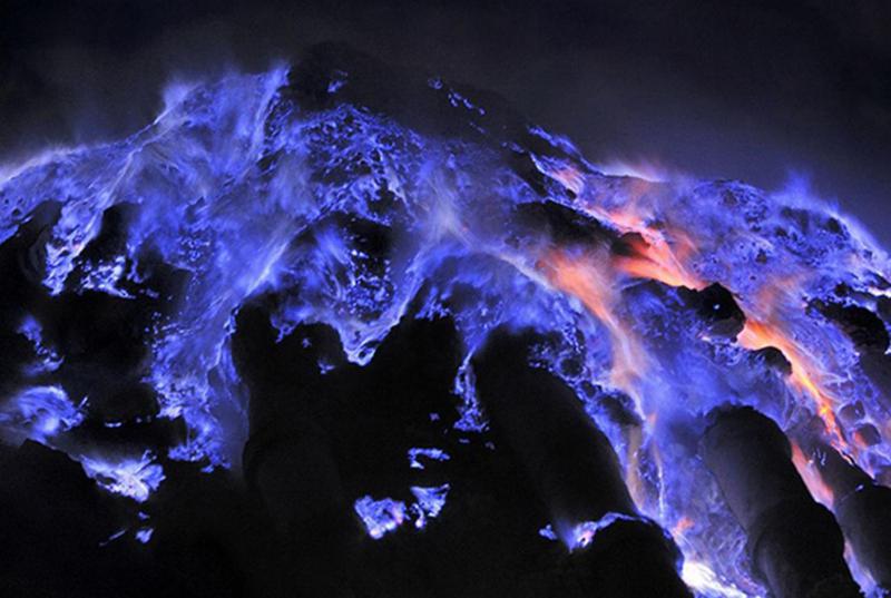 "ლურჯი ვულკანი" და მსოფლიოში ყველაზე მაღალი მჟავიანობის ტბა, რომელიც მის კრატერში წარმოიქმნა - ჯადოსნური სანახაობა კუნძულ იავაზე