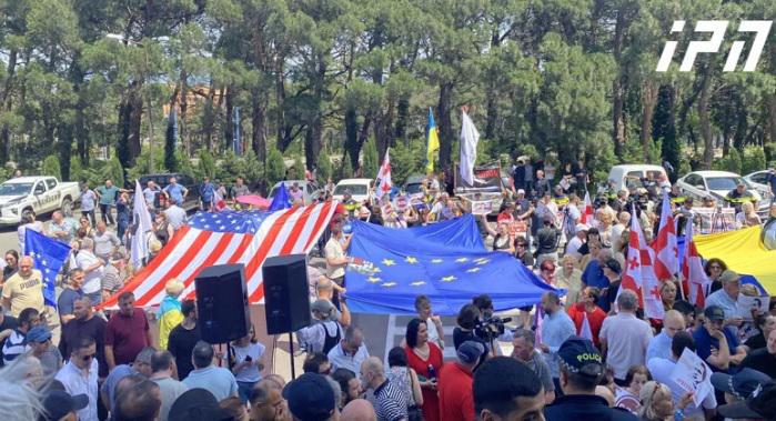 რა ვითარებაა "ვივამედთან", სადაც მიხეილ სააკაშვილის გათავისუფლების მოთხოვნით აქცია მიმდინარეობს