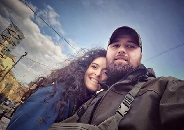 "მენატრებოდა და ვთქვი, რომ ნებისმიერი სირთულის გადალახვა ღირდა, თუ ნიკას ჩავეხუტებოდი, სრულიად მარტო წავედი" - ქართველმა გოგონამ შეყვარებულს ომში ჩააკითხა