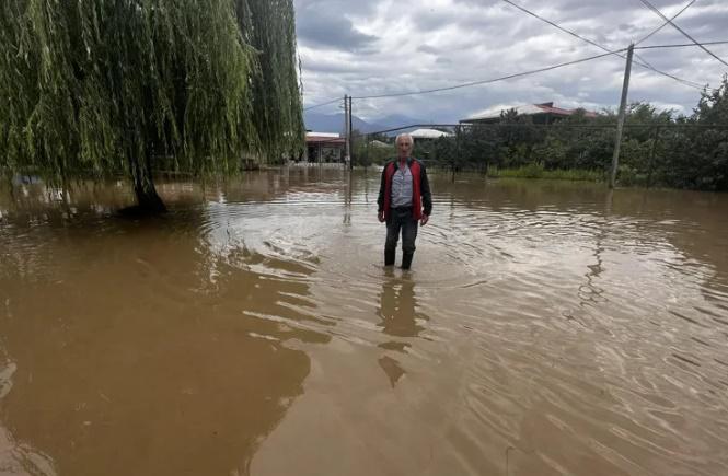 სტიქია კახეთში - ყვარელში  ადიდებულმა მდინარემ სახლები და სასოფლო სამეურნეო სავარგულები დატბორა