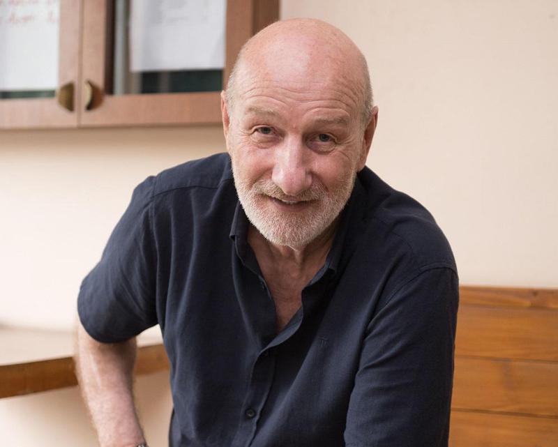 "მეფე ლირი, დონ-კიხოტი მაქვს ნათამაშები, მაგრამ ყველას უჩა ზერაგია ახსოვს" - ნუგზარ ყურაშვილი ნახევარსაუკუნოვან სასცენო მოღვაწეობასა და სერიალ "ცხელ ძაღლზე"