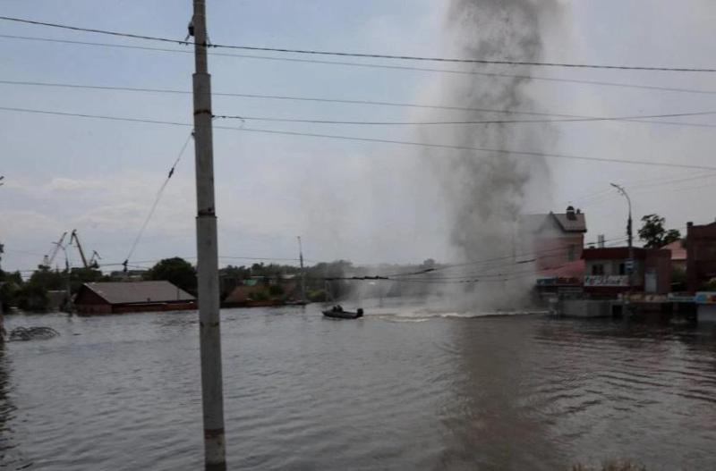 ოკუპანტებმა ზელენსკის ვიზიტიდან მალევე, ხერსონის დატბორილი ტერიტორია ხალხის ევაკუაციის დროს დაბომბეს (ფოტო, ვიდეო)