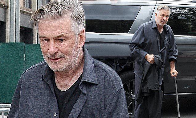 "ოპერაცია აუცილებელი იყო მისი ცხოვრების ხარისხის გასაუმჯობესებლად" - ალეკ ბოლდუინი ნიუ-იორკის ქუჩებში ხელჯოხით გამოჩნდა