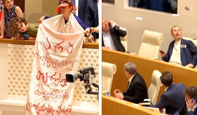 არეულობა პარლამენტის პლენარულ სხდომაზე: მოქალაქემ “ქართული ოცნების" დეპუტატებს რუსული რუბლები გადმოაყარა და საპროტესტო ბანერი გაშალა