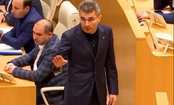 დაპირისპირება პარლამენტში:  "რუსი მოღალატე, გაეთრიე... ტუტუცი გოგო ხარ, უზრდელი"