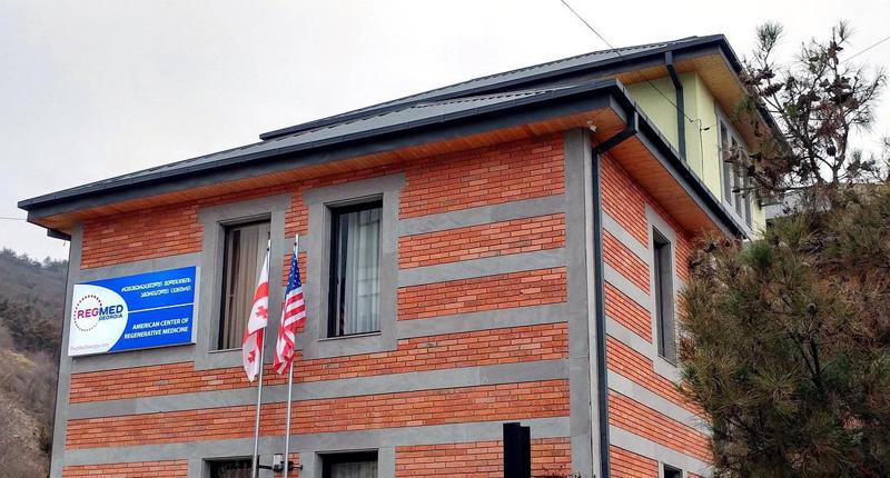 "ყველაფრის მკურნალობას იბრალებენ, ვითომ კურნავენ ეპილეფსიას, სახსრებს, ცერებრალურ დამბლას და ა.შ.“ -  პაციენტები კლინიკას და მის დამფუძნებელს უჩივიან - რას აცხადებს თენგიზ ტყებუჩავა, რომელსაც თაღლითობაში ადანაშაულებენ