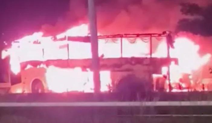 ავტობანზე, გვიან ღამით, სამგზავრო ავტობუსი დაიწვა (ვიდეო)