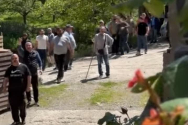 "წარმოუდგენელი ამბავი ხდება ჩვენს თავს... სასტუმროში, სადაც ჩვენი ბანაკი მიმდინარეობს, 60-მდე ადამიანი მივარდა" - "გირჩი-მეტი თავისუფლება"