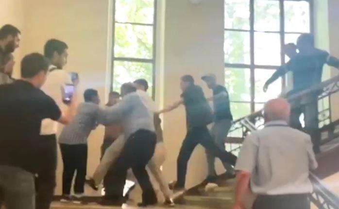 თსუ-ში, სადაც ირაკლი კობახიძე ლექციას ატარებდა, ხმაური და ფიზიკური დაპირისპირება იყო - ერთი ახალგაზრდა კლინიკაში გადაიყვანეს