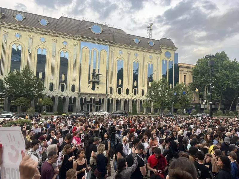 რა ვითარებაა პარლამენტთან, სადაც აქცია  ლოზუნგით - “გაამკაცრე კანონი!”, “შეაჩერე ცხოველებზე ძალადობა” მიმდინარეობს