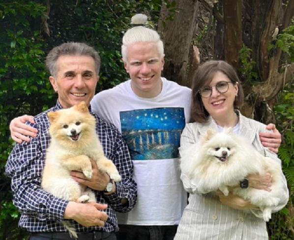 ბიძინა ივანიშვილი ოჯახის წევრებთან და შინაურ ცხოველებთან ერთად - რა პოსტს აქვეყნებს ცოტნე ივანიშვილი