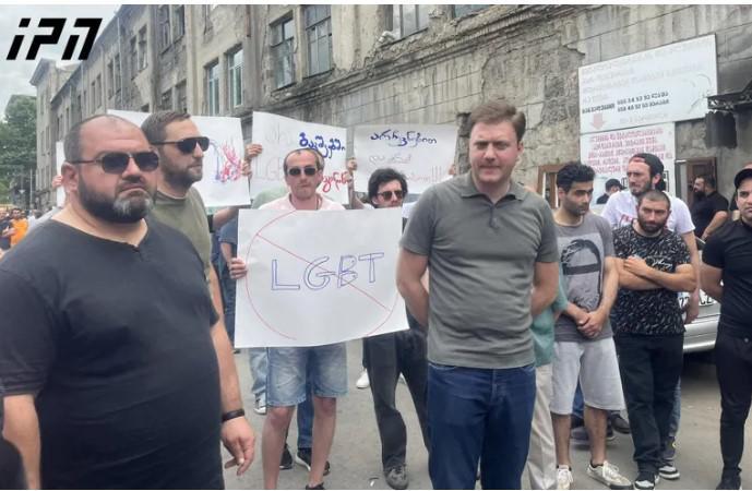 ვატო შაქარიშვილი თანამოაზრეებთან ერთად ამჯერად "ფრანკლინის კლუბის“ ღონისძიებას აპროტესტებს - რა ხდება ადგილზე ამ წუთებში