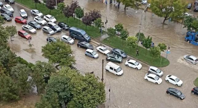 ძლიერი წვიმის შედეგად, დიდ დიღომში ქუჩები დაიტბორა - რა კადრები ვრცელდება ადგილიდან (ვიდეო)