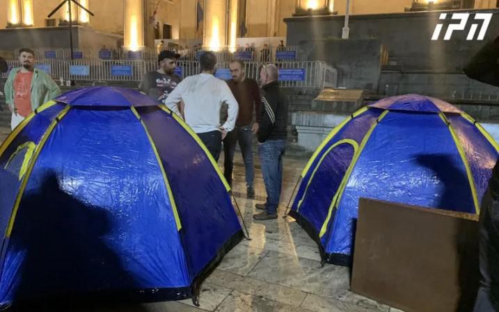 პარლამენტთან მაღაროელებმა კარვები გაშალეს - პროტესტის მონაწილეები ხვალ მსვლელობას გეგმავენ