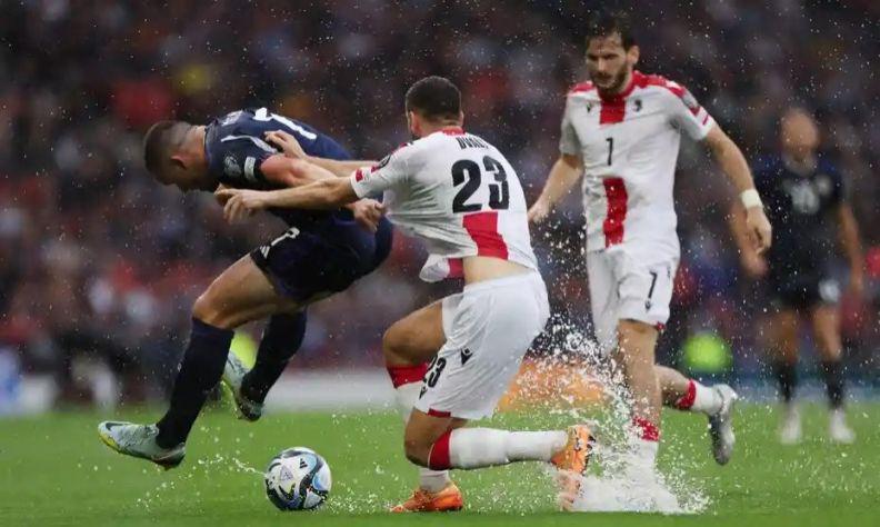 უამინდობის გამო შეწყვეტილი შოტლანდია-საქართველოს მატჩი განახლდა - მასპინძლები ჯერჯერობით იგებენ