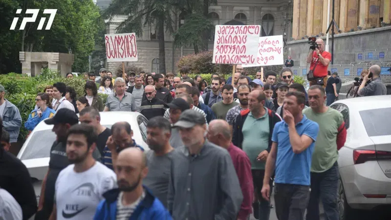 ჭიათურის მაღაროში დასაქმებულები, პარლამენტის შენობიდან "ჯორჯიან მანგანეზის” ოფისამდე მსვლელობს მართავენ