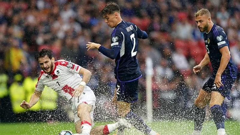 ლამის წყალბურთად ქცეული ფეხბურთი, ხვიჩას გაფუჭებული თერთმეტმეტრიანი და წაგებული მატჩი: რა თქვა სანიოლმა თამაშის შემდეგ - "ფეხბურთი მეტ პატივისცემას იმსახურებს"