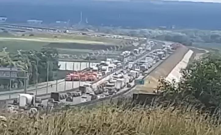 მოსკოვის მისასვლელებთან ბლოკპოსტების და თავდაცვითი პოზიციების აგება დაიწყეს - გადაკეტილი სტრატეგიული მნიშვნელობის ხიდი (ფოტო)