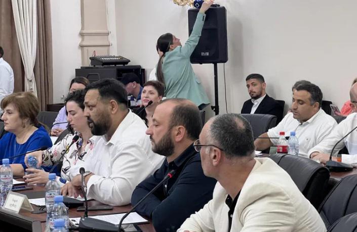 "გველო შენ, გაგიტეხავ თავს, უზრდელი ხარ..." - ბათუმის საკრებულოს "ქართული ოცნების“ დეპუტატი ოპოზიციონერ კოლეგას