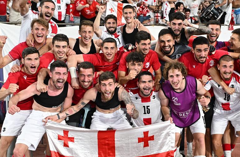 "თურმე ყველაზე ლამაზ ფეხბურთს თამაშობენ, უბრალოდ,  ცეკვავენ მოედანზე" - რას წერენ ზურიკოს ულამაზესი გოლითა და ქართველების შედეგით გაკვირვებული ევროპელები?