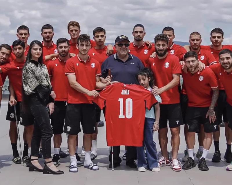 "ფეხბურთი ბავშვობიდან მიყვარდა" - ვინ არის უსინათლო მამაკაცი, რომელიც საქართველო-ნიდერლანდების მატჩს ესწრებოდა და ვისმა ვიდეომაც გულგრილი არავინ დატოვა