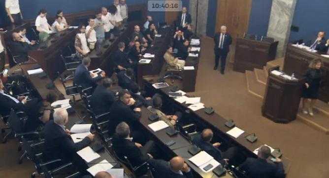 ხელოვნების სფეროს წარმომადგენლების პროტესტი პარლამენტში -  "ჩვენ ასე ვცდილობთ მივაწვდინოთ მათ ჩვენი სათქმელი"