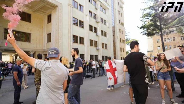 რა ვითარებაა პარლამენტთან: აქტივისტები პრემიერის მიერ წლიური ანგარიშის წარდგენას აპროტესტებენ - ადგილზე მობილიზებულია პოლიცია