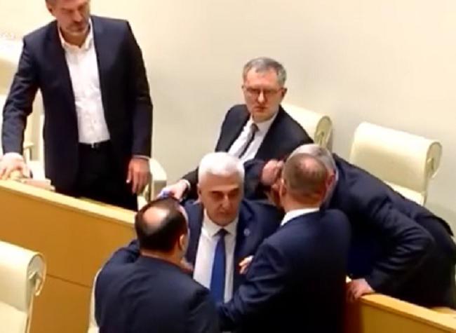 "ტურა ხარ-მეთქი... ფარჩაკო, შენ!“ - დაპირისპირება პარლამენტში: პაატა მანჯგალაძის პრემიერისადმი მიმართვას ხმაური მოჰყვა (ვიდეო)