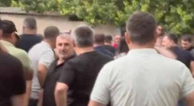 "ვის დაამტვრევენ ხელებს, გვითხრან!" - ხმაური კასპში: "ნაცმოძრაობისა" და "ოცნების" წარმომადგენლები ერთმანეთს დაუპირისპირდნენ (ვიდეო)