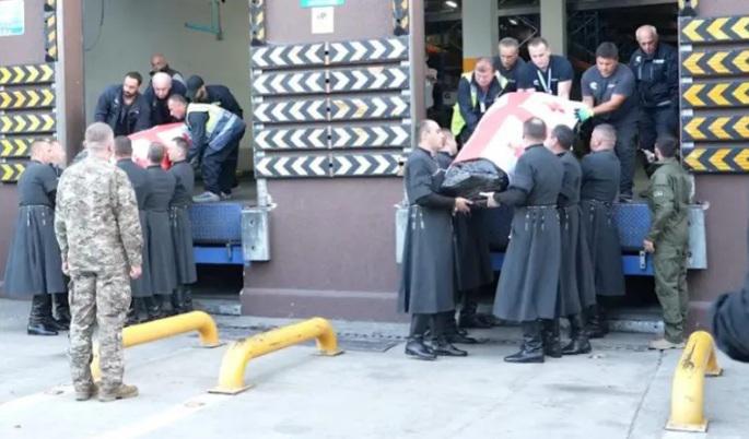 უკრაინაში დაღუპული ორი მებრძოლი - მალხაზ კვიჟინაძე და ჯონი ოდიშვილი საქართველოში ჩამოასვენეს