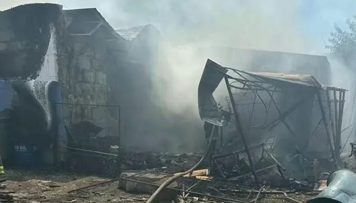 რუსმა ოკუპანტებმა ხერსონში მაღალსართულიანი კორპუსი დაბომბეს