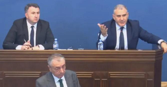 "გინდათ, რომ აურზაური მოაწყოთ - გაგცემთ პასუხს "ძველბიჭობასთან" დაკავშირებით" - ხმაური პარლამენტში: ხვიჩია და სარჯველაძე ერთმანეთს სიტყვიერად დაუპირისპირდნენ