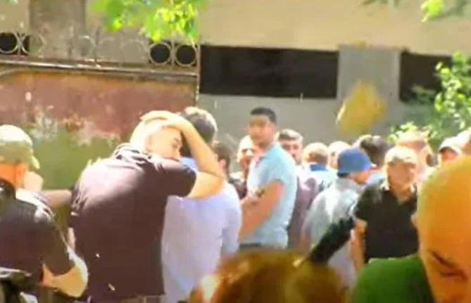 "ქვებს ისვრიან" - ხმაური საგარეჯოში: ლევან ხაბეიშვილს და მის თანაპარტიელებს სიტყვიერად და ფიზიკურად დაუპირისპირდნენ